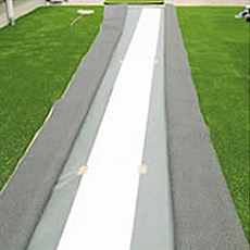 STEP1 人工芝の接合部分の下に塩化ビニールシートを敷きます。
